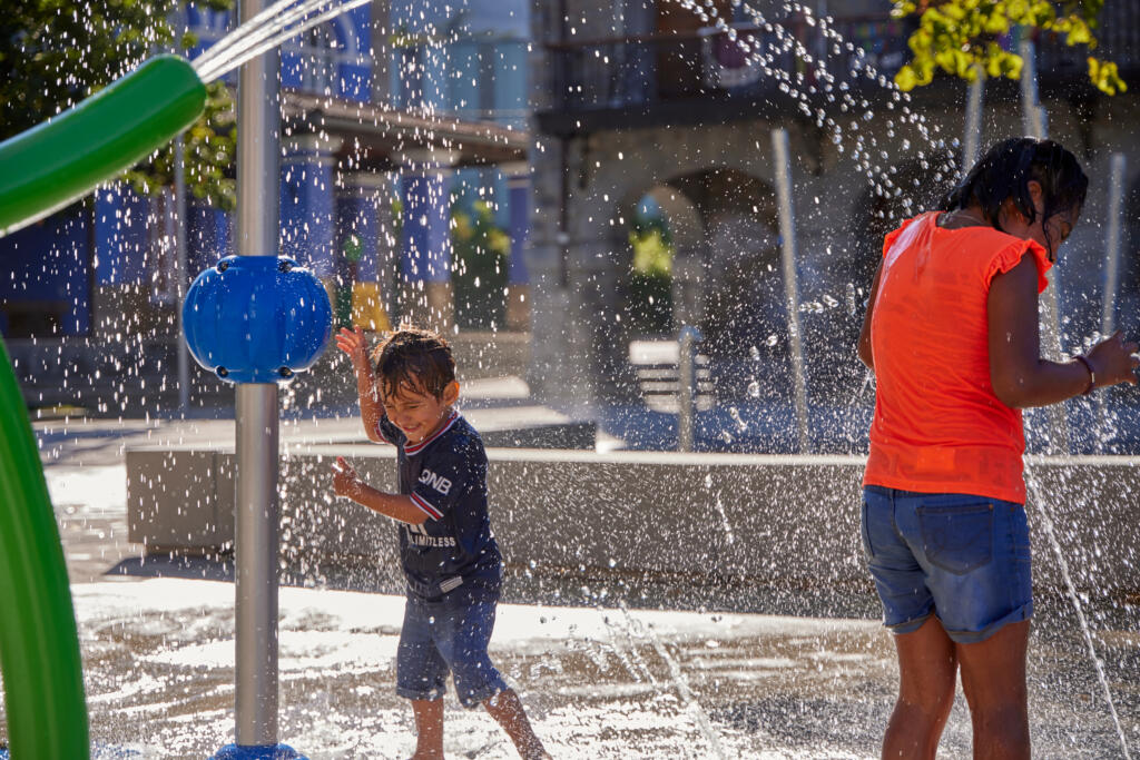 Lemoa splashpad kids playing