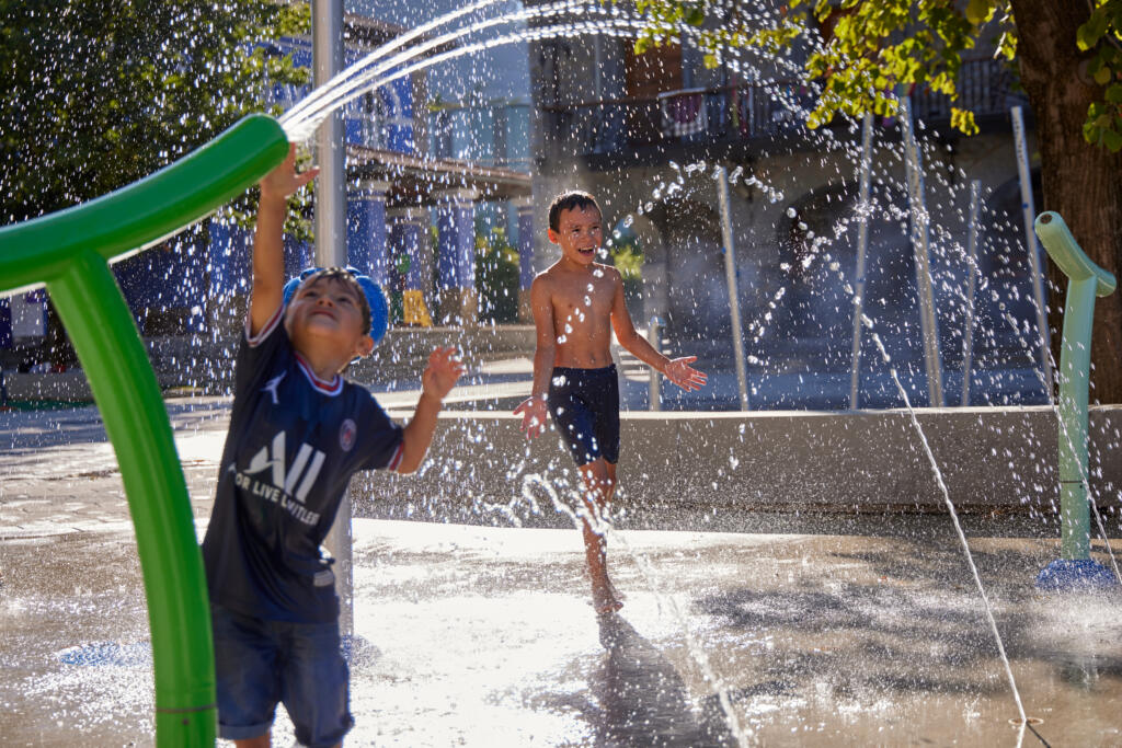Lemoa splashpad kids playing